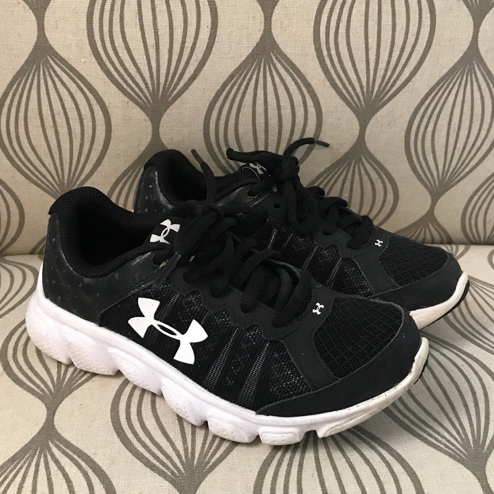Under Armor Micro G Assert 6 Boys Size 13